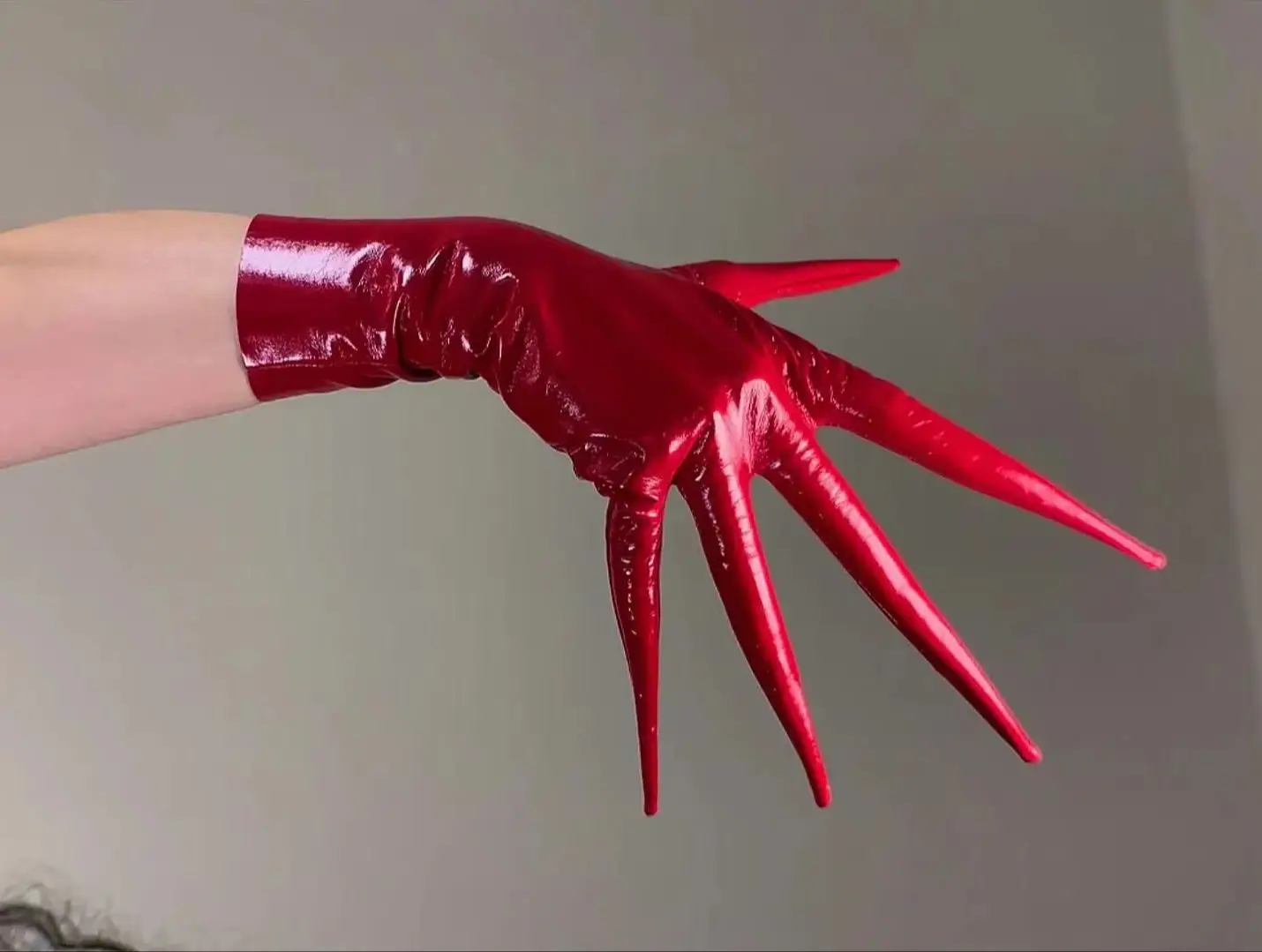 

Блестящие красные перчатки CLAW с пальцами, 35 см, короткие наручные костюмы из искусственной лакированной кожи, латексный мокрый вид, модный клуб, косплей, костюм на Хэллоуин