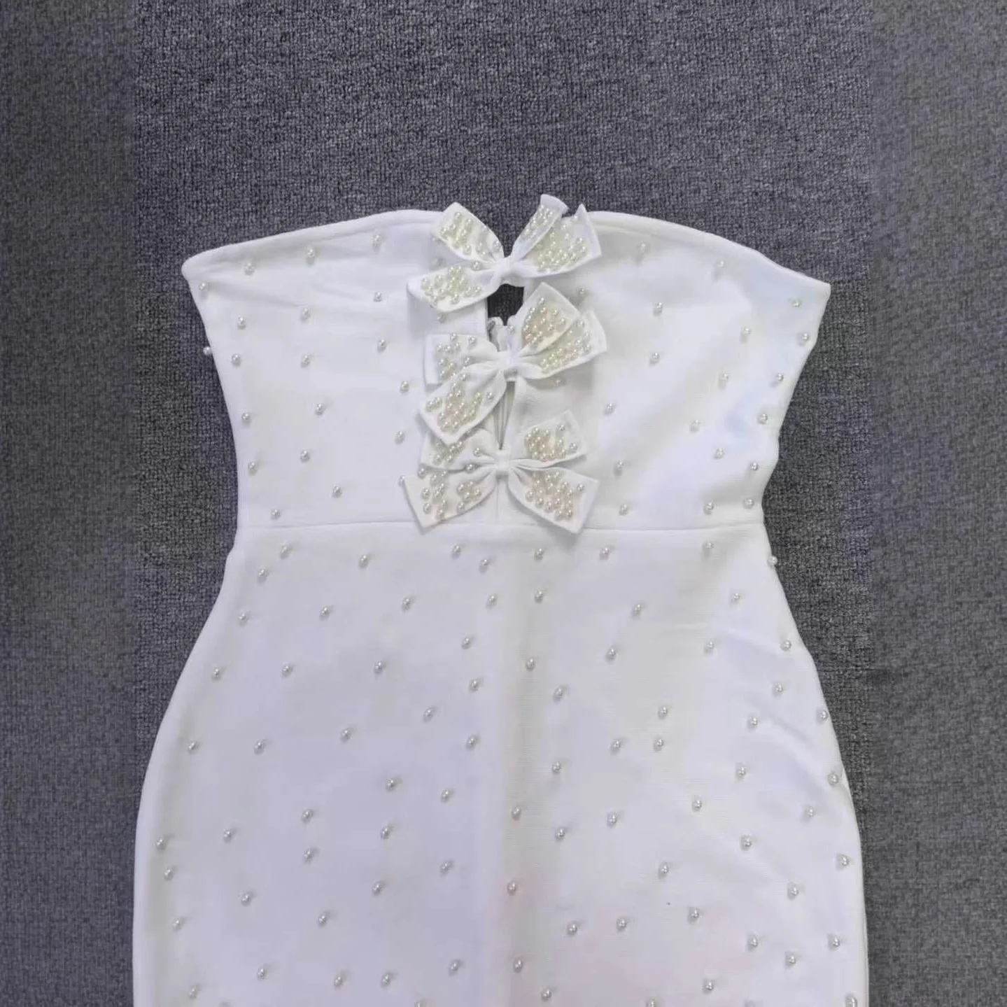 فستان قصير أبيض بدون حمالات - فيونكة مطرزة بالترتر، حفلة استحمام الزفاف