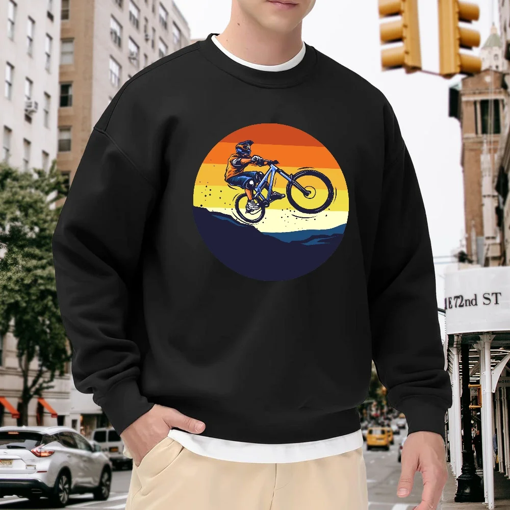 

Men's Black Crew Neck Pullover Sweatshirt with Mountain Bike Print Pattern, Retro Gradient Color Design, Casual Versatile Everyday Street Fashion Top