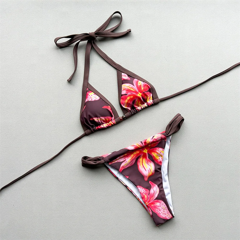 

Комплект бикини с коричневым цветочным принтом: микро-стринги, халтер, треугольные плавки. Сексуальный женский купальник 2026. Бразильское бикини.