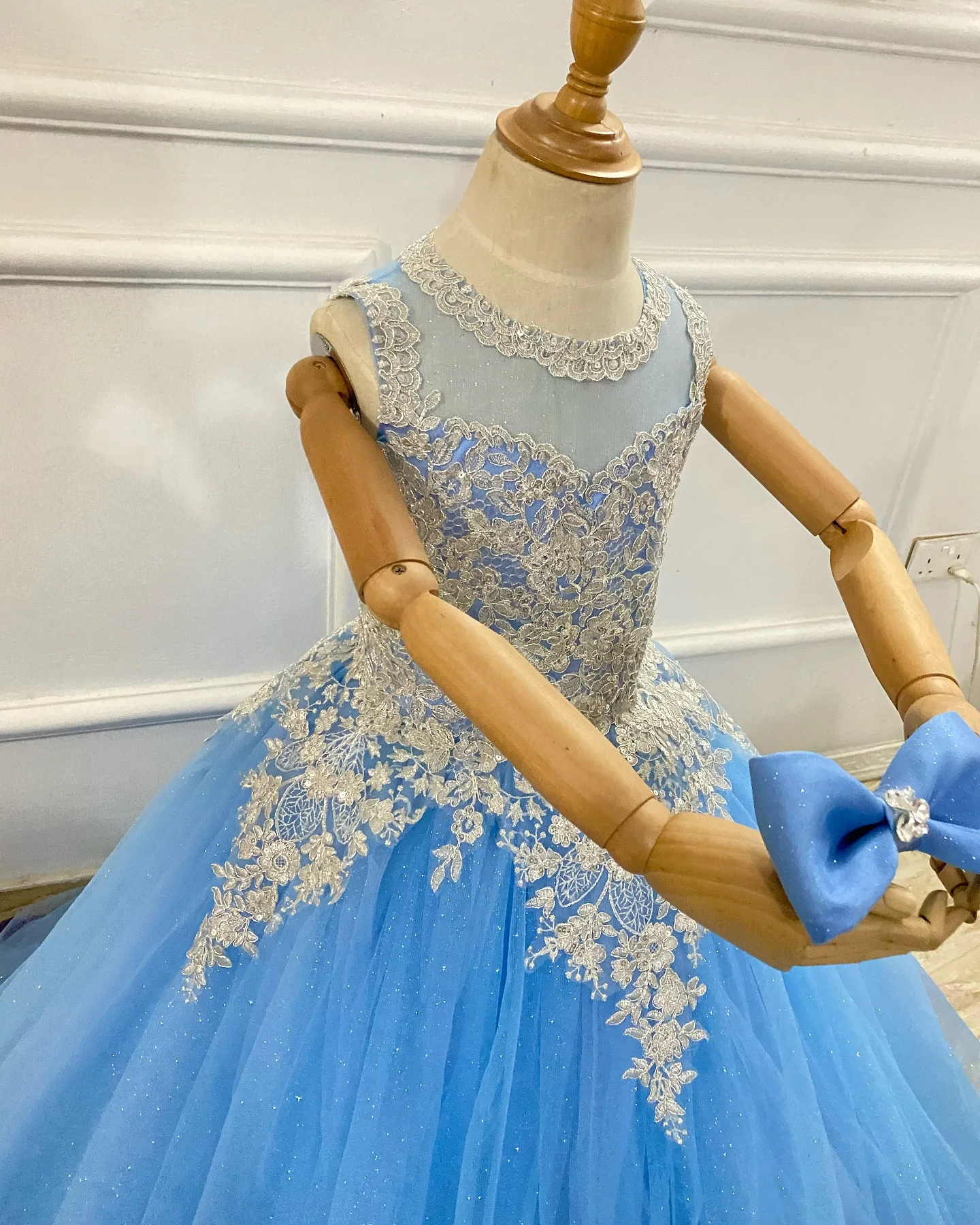 Sky Blue Flower Girl Dresses Customized Children Birthday Party Gowns Shiny Tulle Bling Bling Lace Appliqued Girls Photos Gowns