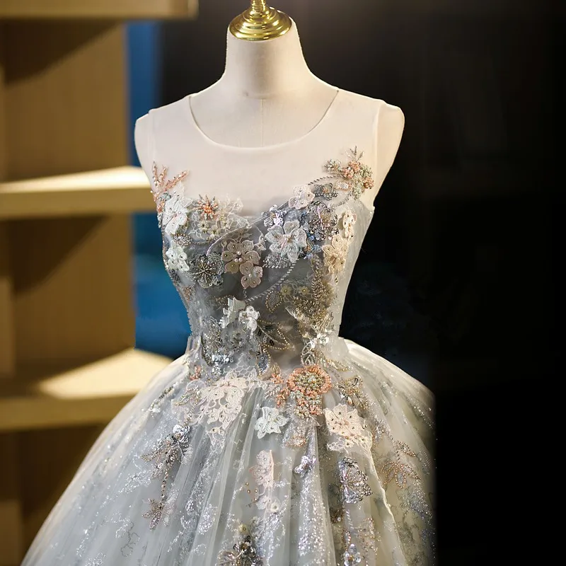 Серебристые платья Quinceanera Цветочные аппликации Цветы Бюстье с блестками Индивидуальный воротник-халтер