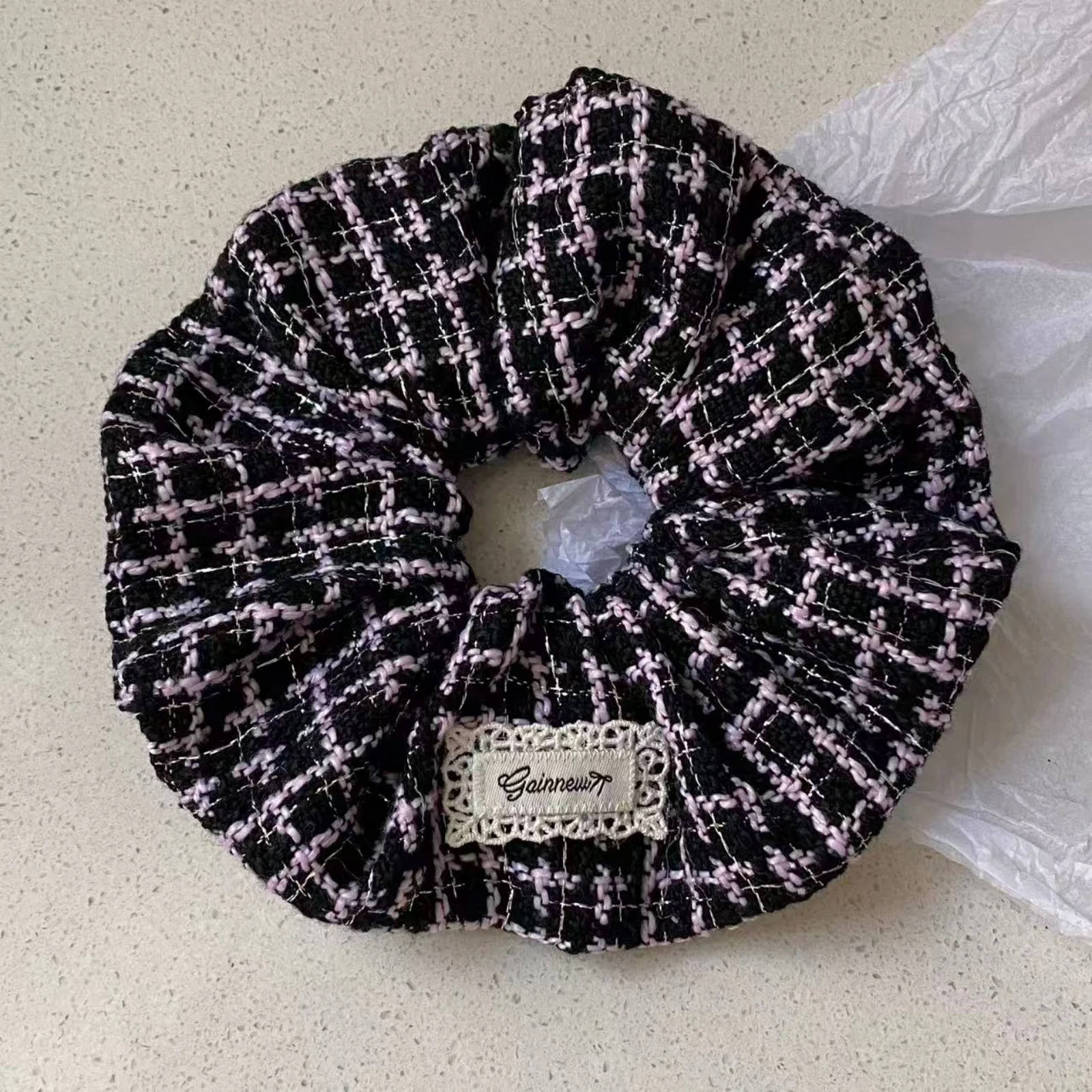 1 Stück Scrunchie-Stoff aus schwarzem Lavendel-Karomuster, mit Spitzenetikett, elegantes Vintage-Haar-Accessoire für Frauen und Mädchen