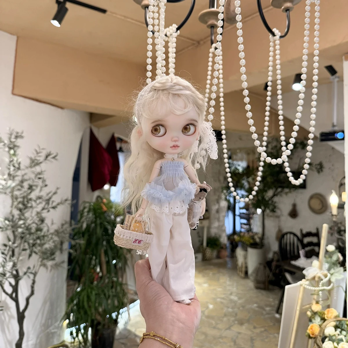 

30cm Blyth Doll Clothe Accessories Sweet Light Blue Off-the-shoulder Tulle Top + White Trousers Set For 19-joint Blyth Doll OB24