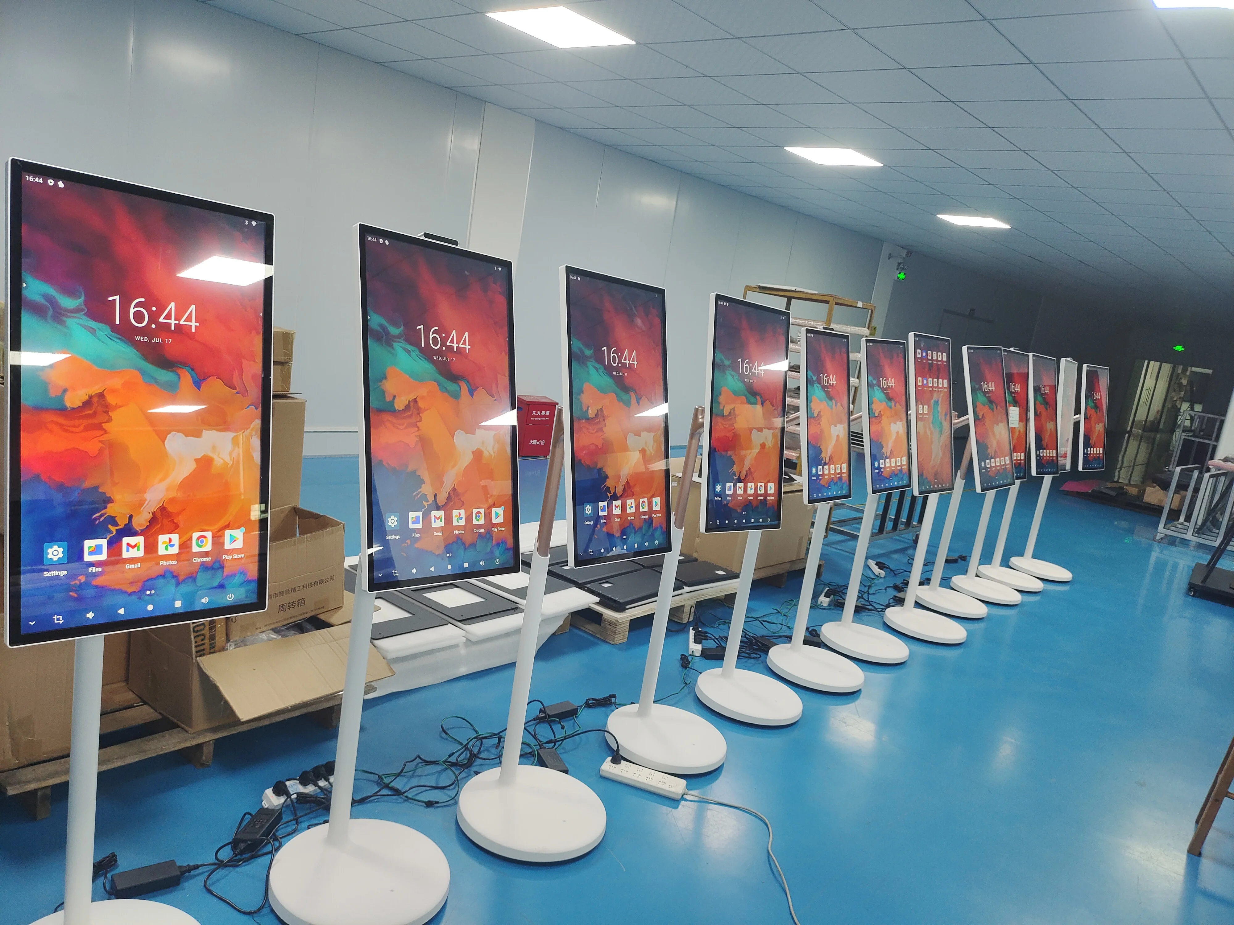 Supporto per segnaletica digitale con schermo LCD intelligente Android 13 da 27 pollici per display pubblicitario da pavimento del centro commerciale