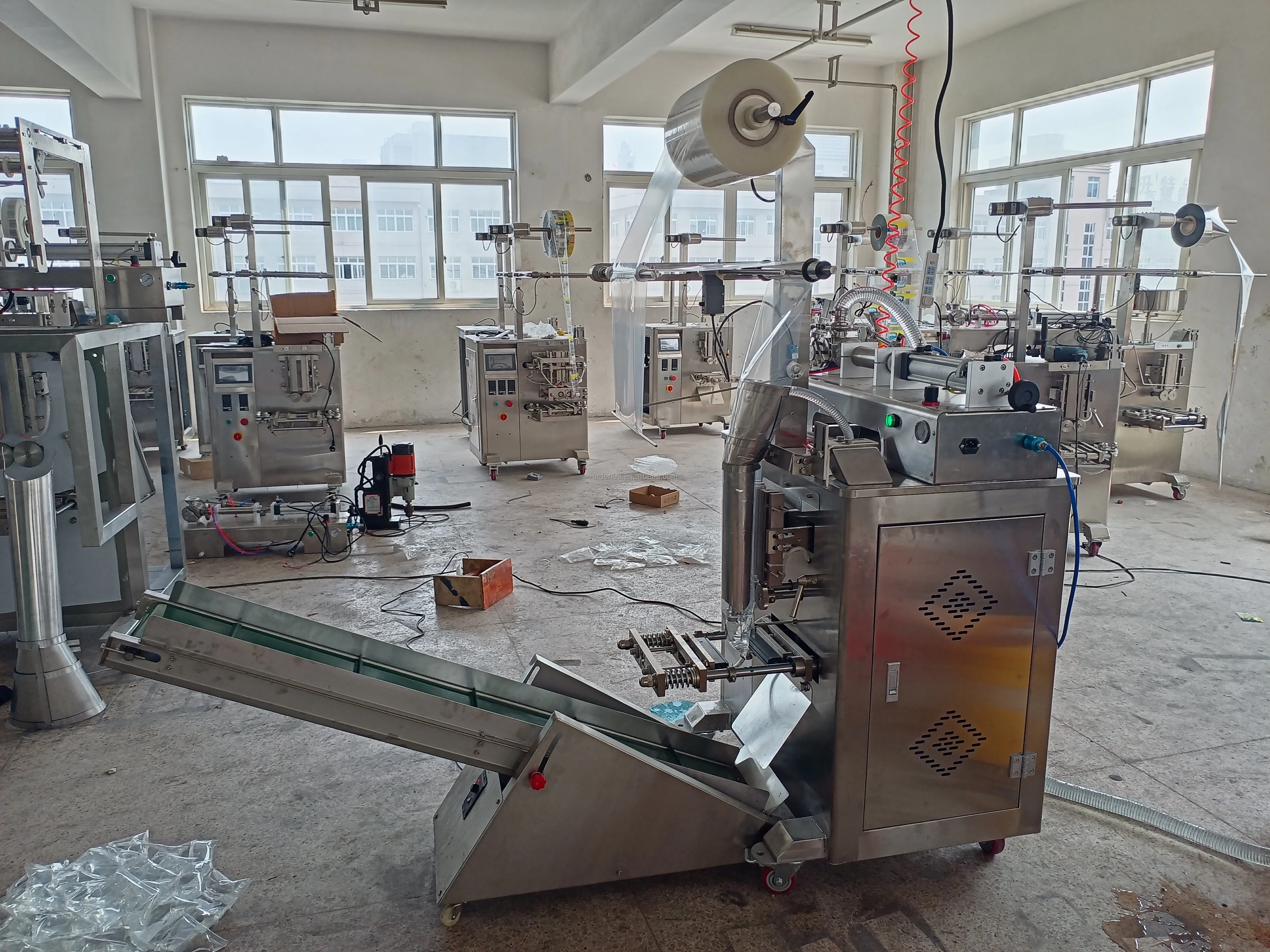 Sachet Water Filling and Sealing Packing Machine Drinking Pure Beverage Juice Milk Sachet Bag Pouch Water Liquid Filling Machine