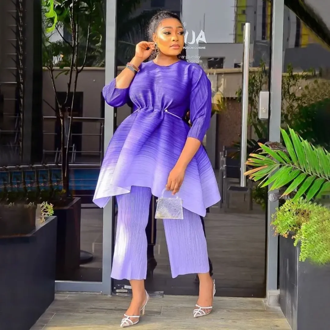 

Miyake Pleated Plus-Size Women's Suit Two-Piece Set: Top + Long Pants, Round Neck, Loose Fit, Gradient Irregular Elastic Waistband, Three-Quarter Sleeves, Straight-Leg Pants, Slimming, Waist-Cinching, Fashionable and Elegant, Suitable for Social Gathering