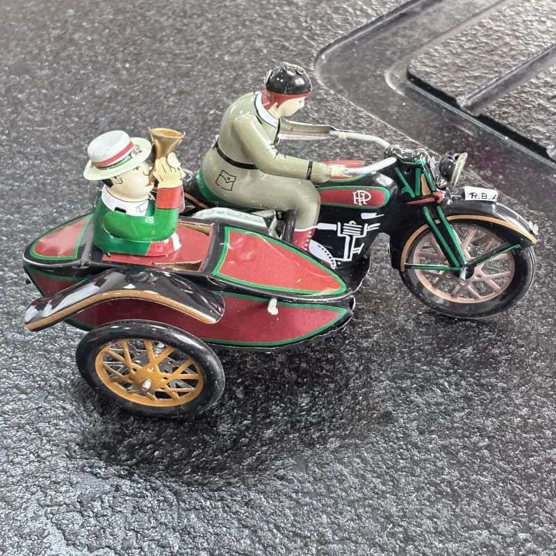 

[Funny] Adult Collection Retro Wind up toy Metal Tin man Ride a tricycle Mechanical toy Clockwork toy figures model kids gift