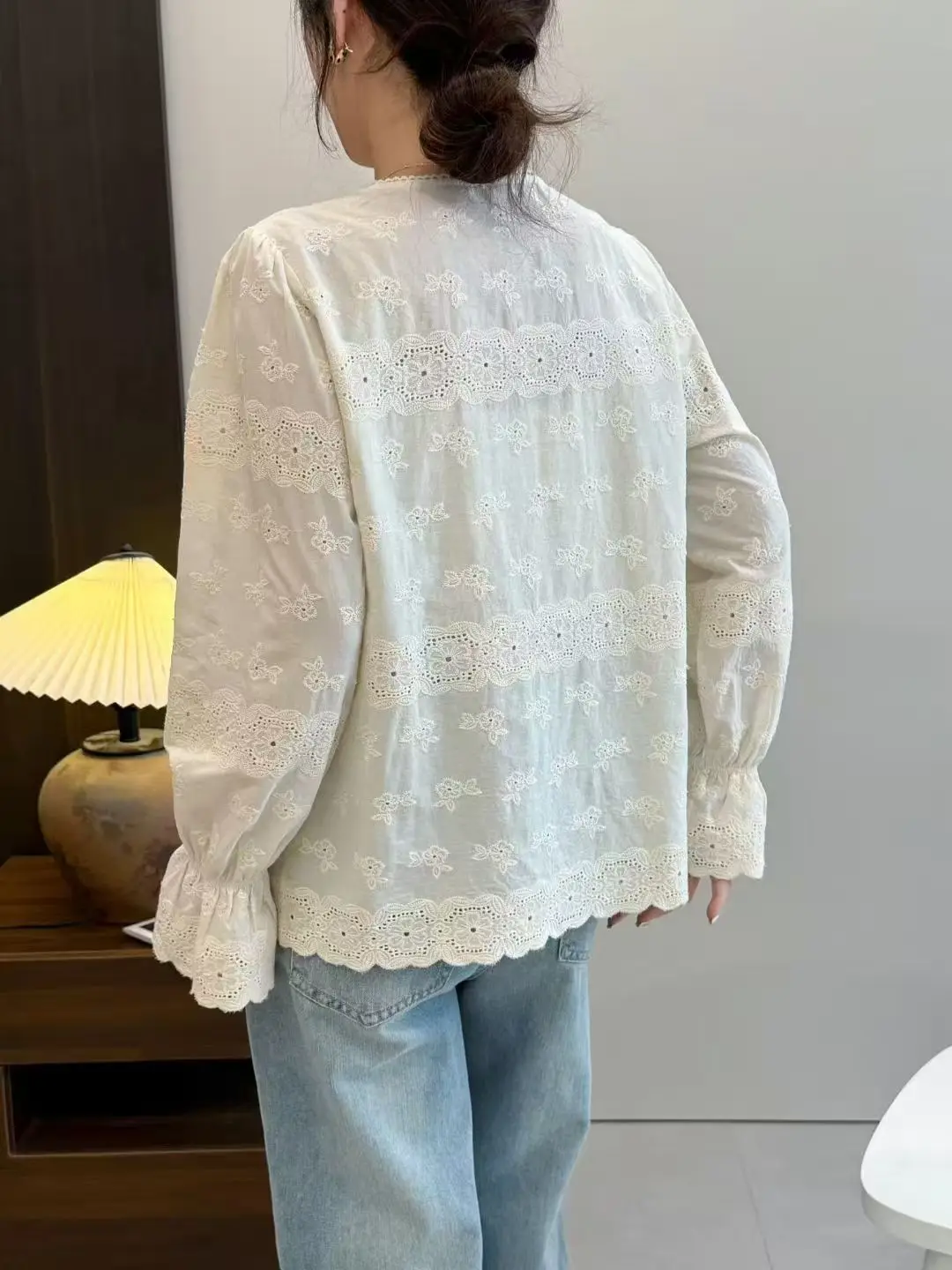 جديد 2025 الخريف قميص قطني بكم طويل ، المرأة س الرقبة التطريز الجوف خارج ، موري فتاة مزاجه شيك بلوزة فضفاضة T58623CC