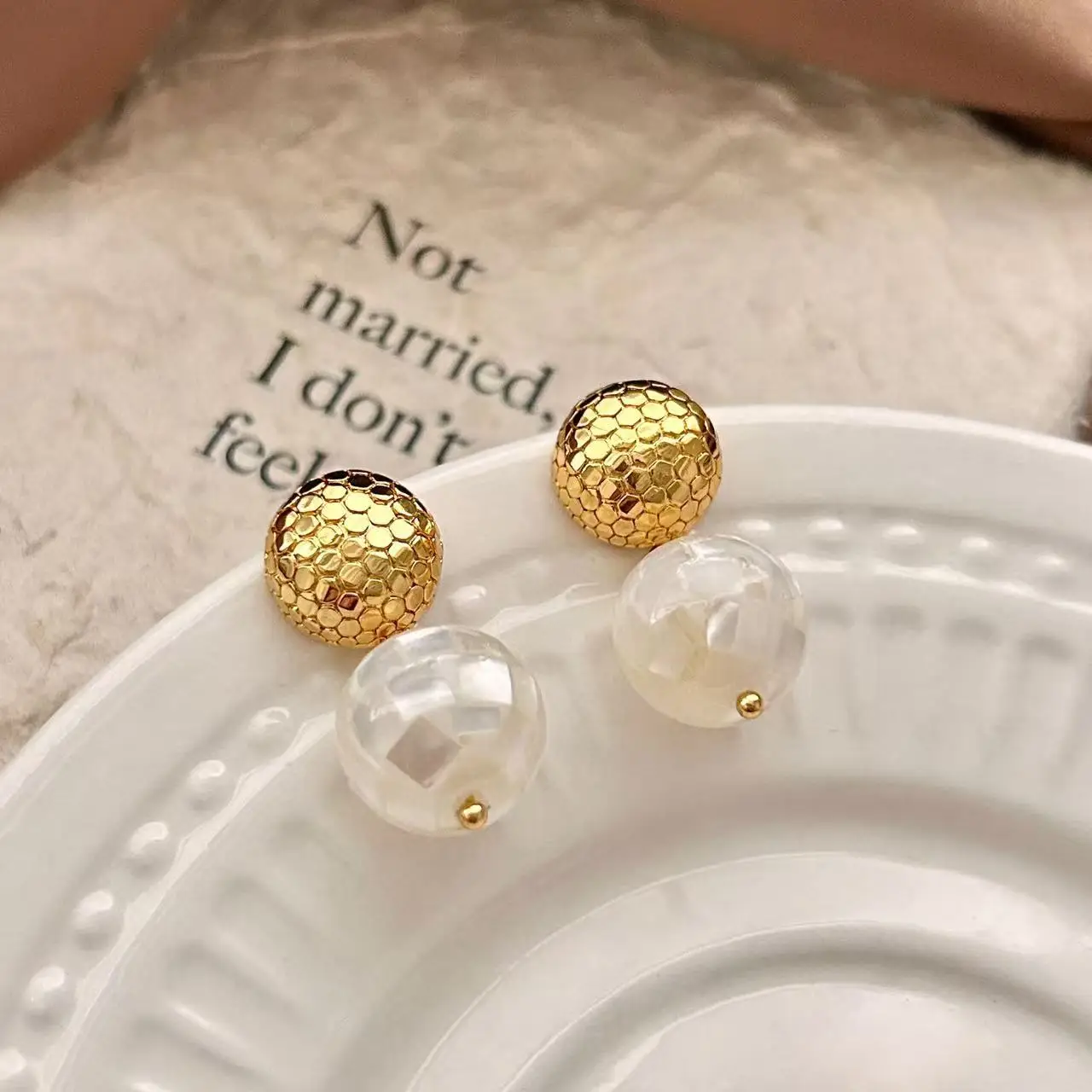 Light luxury niche design double-sided ball earrings, abalone fritillary splicing, high-end commuting versatile women's earrings