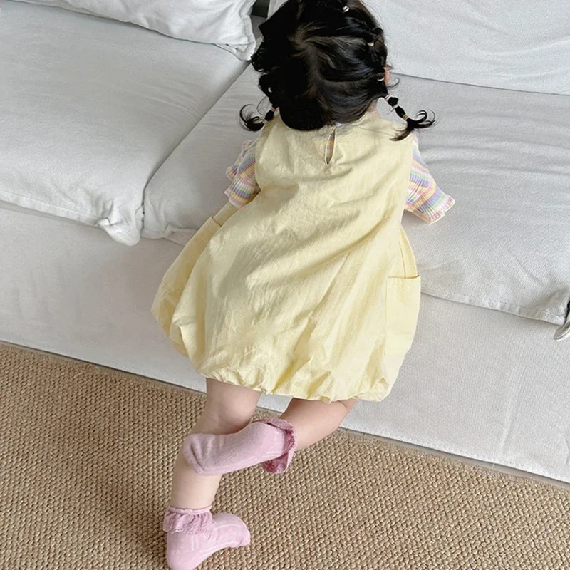 مجموعة صيفية جديدة للفتيات مكونة من قطعتين حلوة مخططة - تنورة بحمالات صفراء مع نمط بطة كرتونية ثلاثية الأبعاد