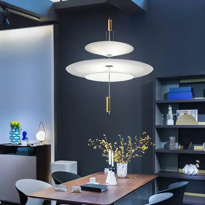 Studio italiano Club Villa UFO Lampadario Ristorante Bar Sala espositiva Illuminazione Lampada a sospensione di lusso semplice e leggera Arredamento della stanza