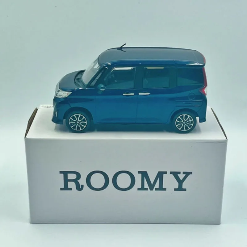 Diecast 1:30 Scale Roomy MPV Silver Car Model Alloy Collectible