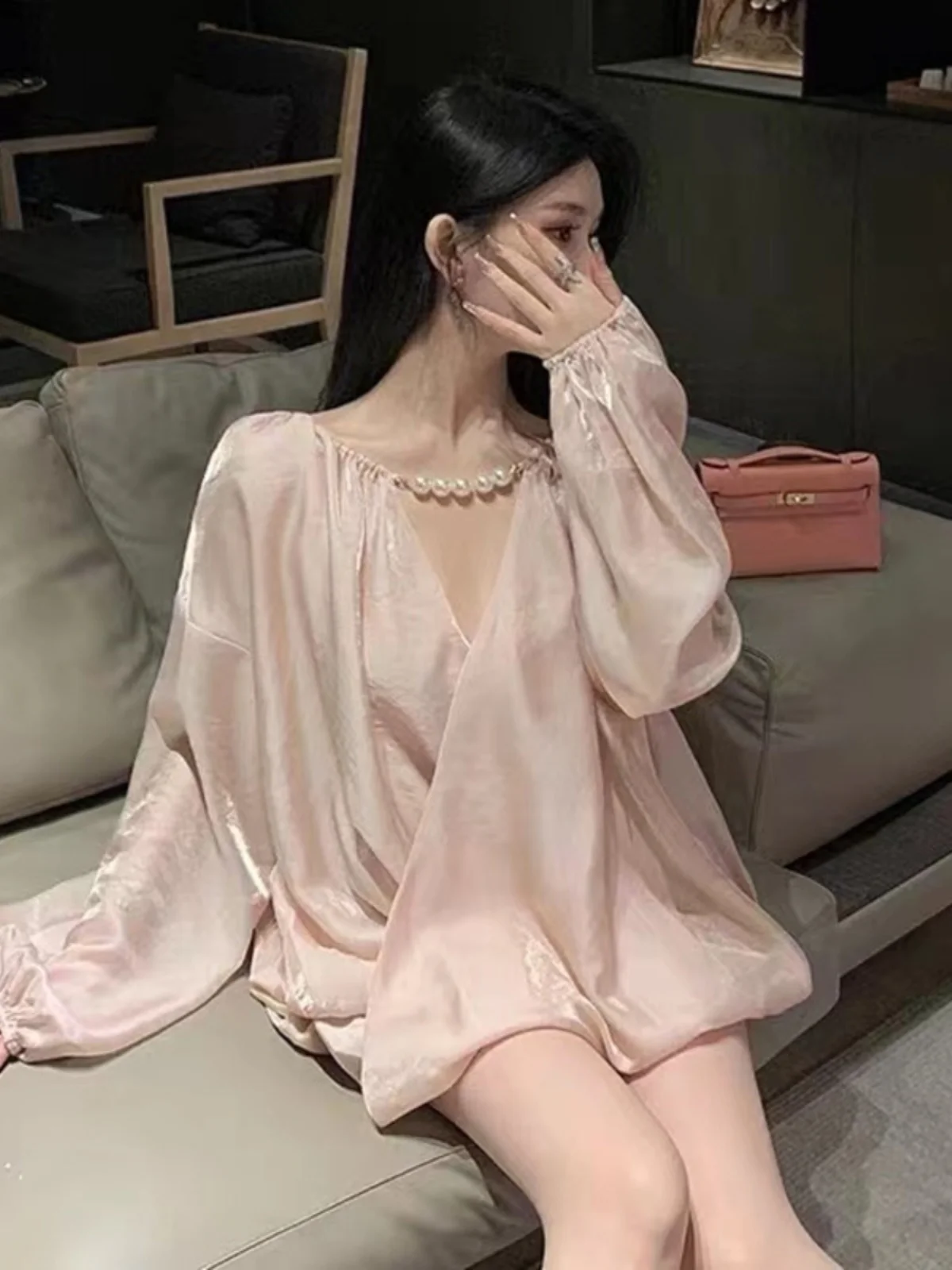 

Elegant Pink Long Sleeve Shirt Pearl Chain Detail Casual Style Polyester Fiber V-Neck Women's Fashionable Beautiful Shirt