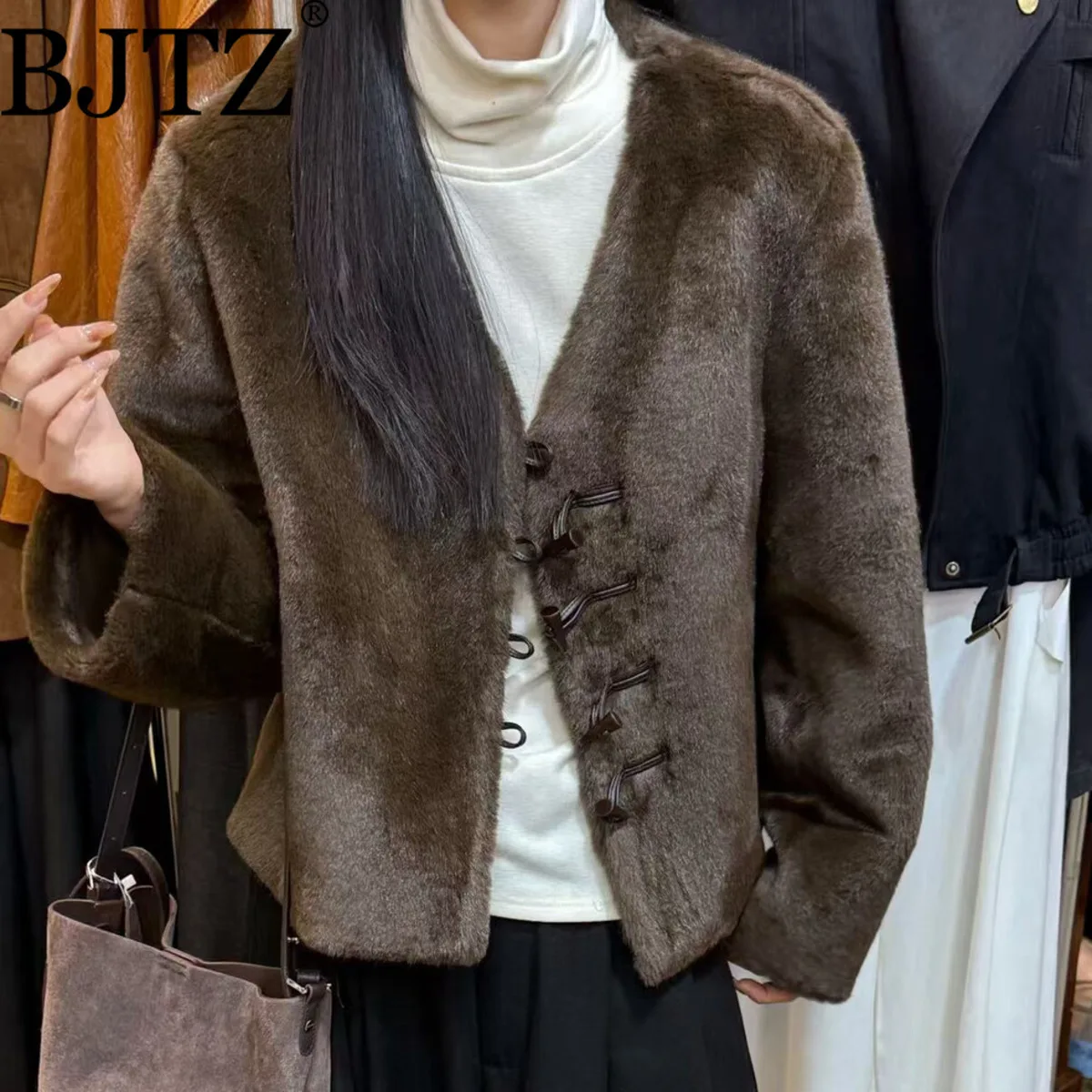 

BJTZ Faux Fur Short Coat Vintage V-Neck Single-Breasted Patchwork Elegant Chic Office Warm Luxury Autumn Winter 2025