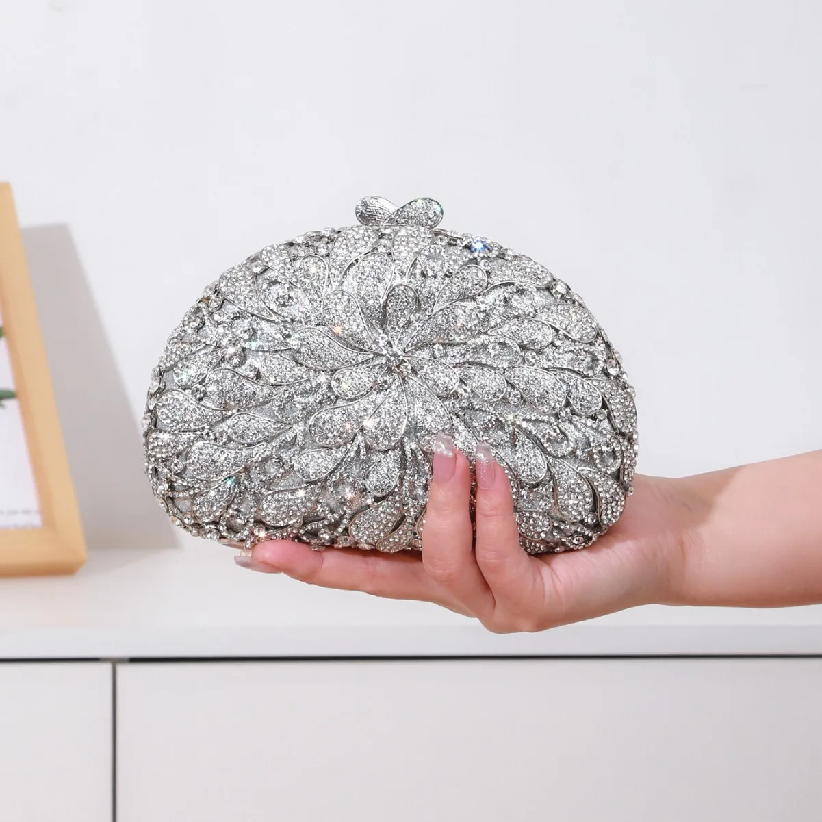 

Semi-round Hollow Metal Rhinestone Bag High-end Heavy Industry Diamond-encrusted Dinner Women's Banquet Clutch Bag Bolso De Mano