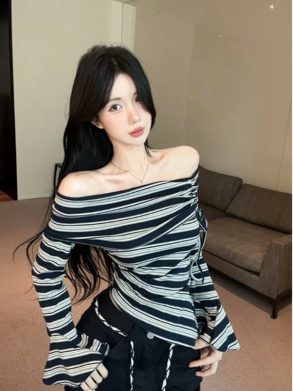 

Уникальная женская футболка с черными полосками, асимметричным плечом и длинным рукавом, для ранней осени, эксклюзивная модель с поясом на талии