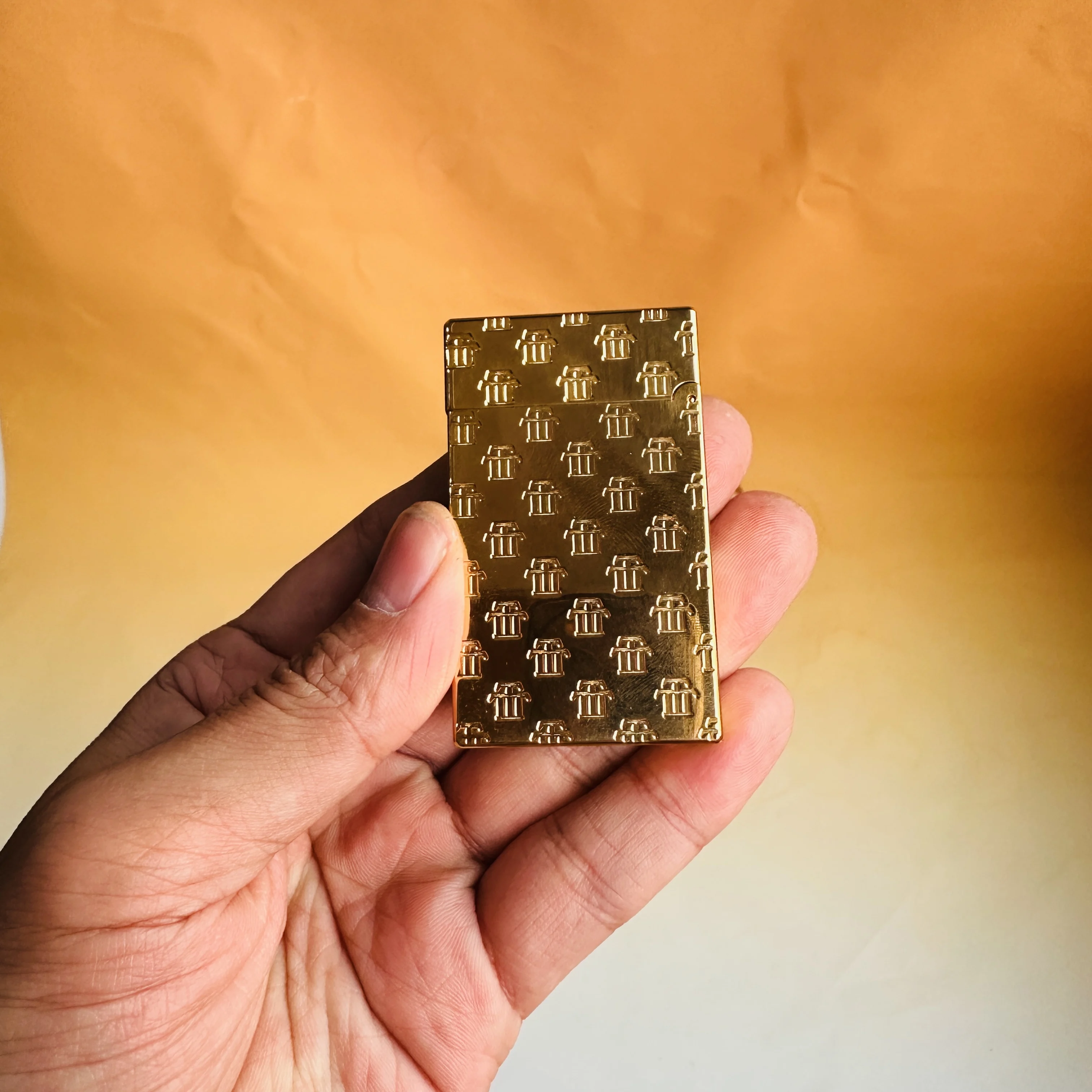 

Зажигалки класса люкс, индивидуальные зажигалки, лимитированные коллаборации, включают в себя аксессуары на заказ, изготовленные из чистой меди.