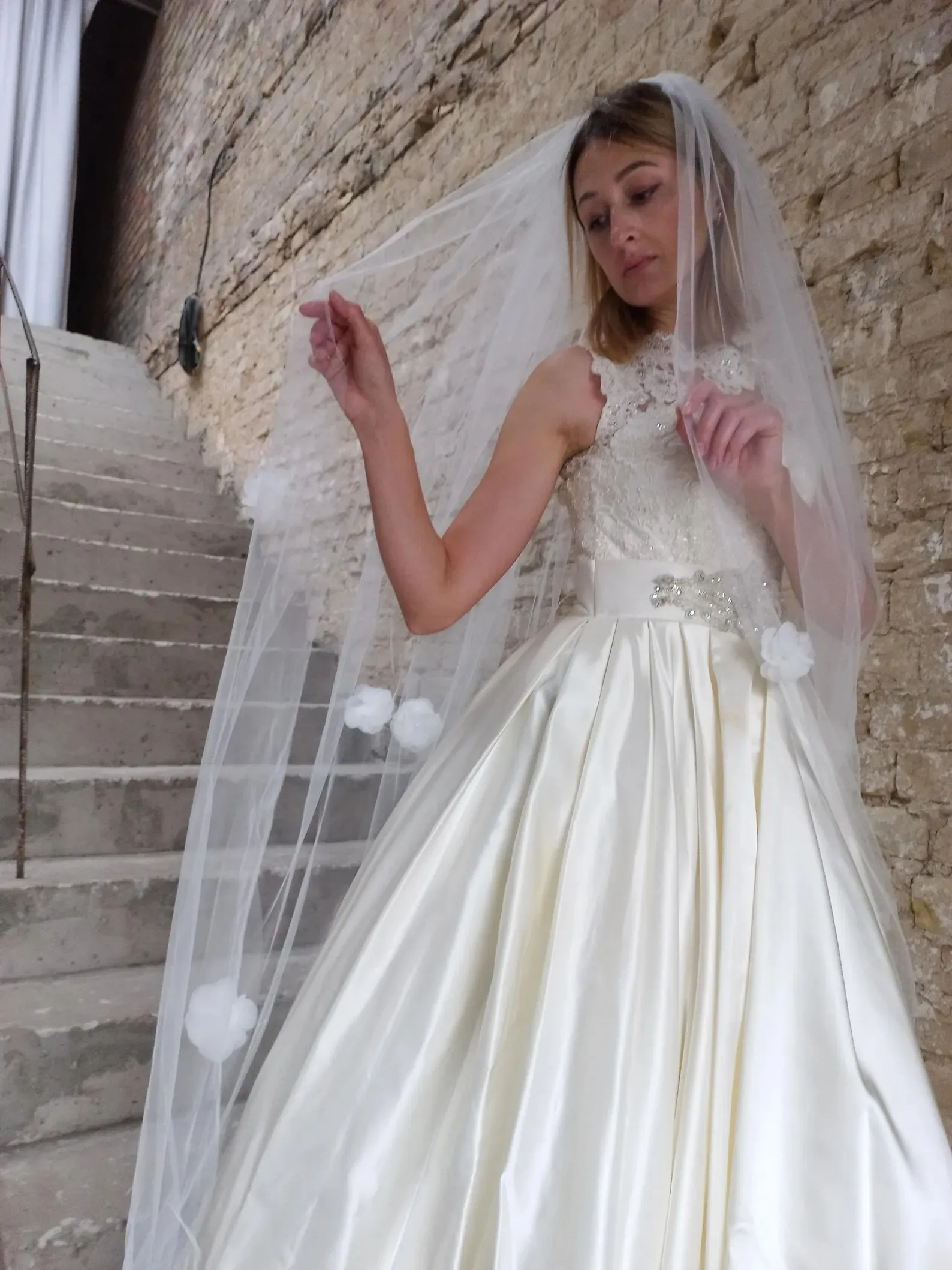 زهور الزفاف ثلاثية الأبعاد حجاب الزفاف الطويل مع مشط شال كيب خلع الملابس النساء الملحقات المخصصة