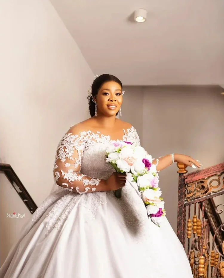 カスタムメイドのシアーネックアップリケビーズウェディングドレス、ベスティドス・デ・ノビア、コートトレーン、ロングスリーブ、プラスサイズ、ボールガウン、ブライダルガウン