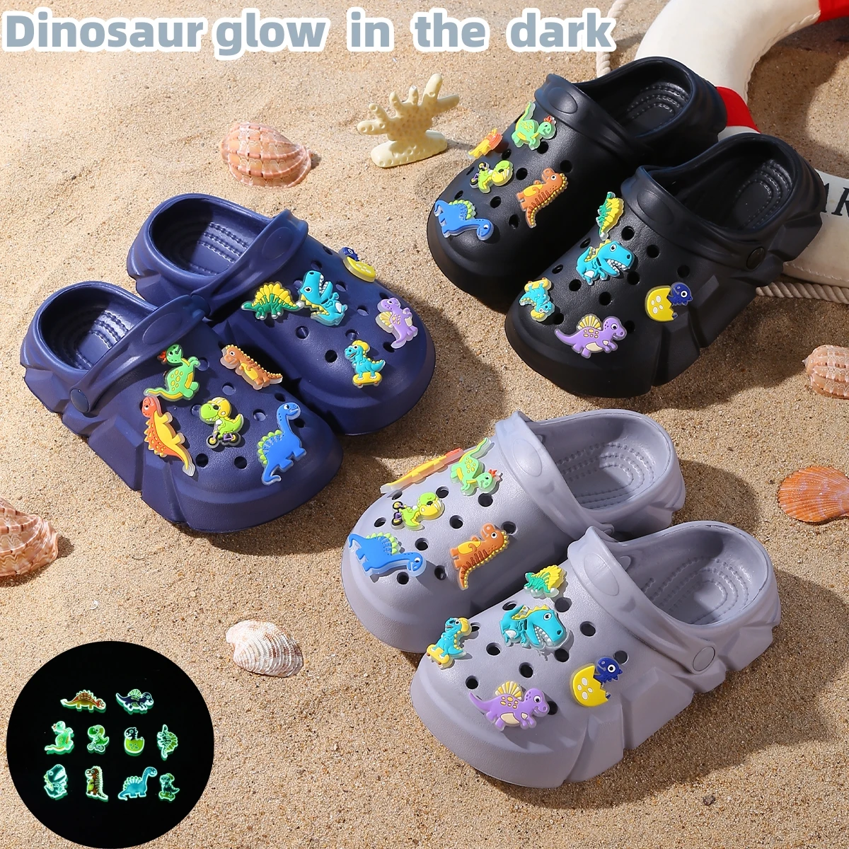 Atmungsaktive Freizeit-Clogs für Jungen mit leuchtender Cartoon-Dinosaurier-Dekoration, leichte Clogs für Dusche, Strand und Pool 3057 – Detail 2