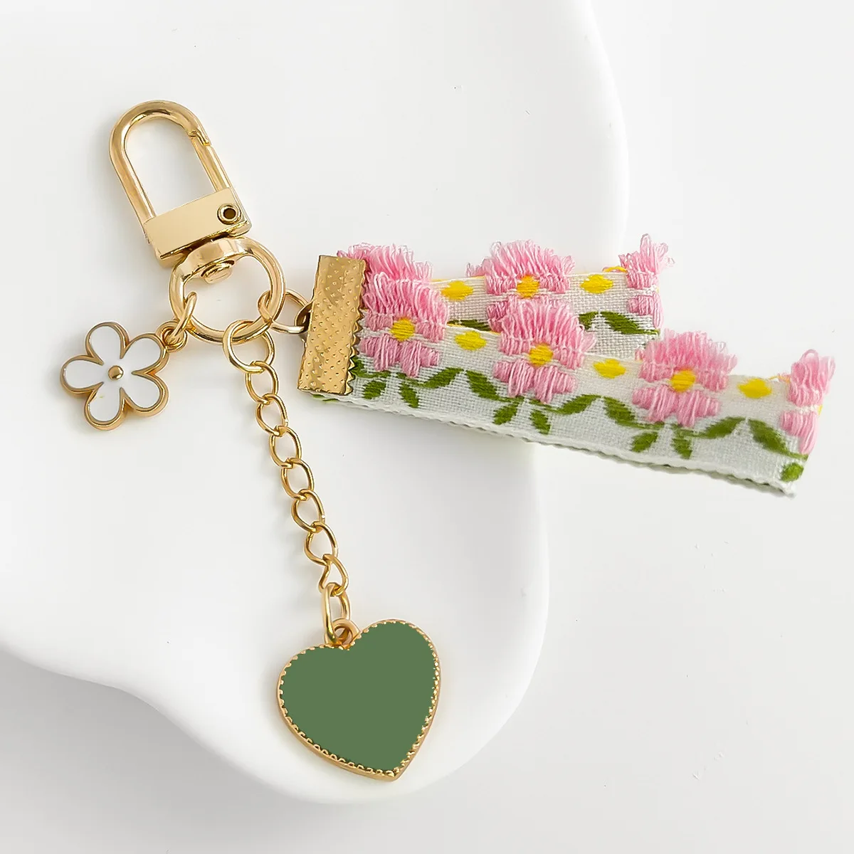 Womens Pendant Spring INS Pink Ribbon Daisy Butterfly Heart Keychain Creative Key Pendant Fresh And Small Floral Pink Color Cute
