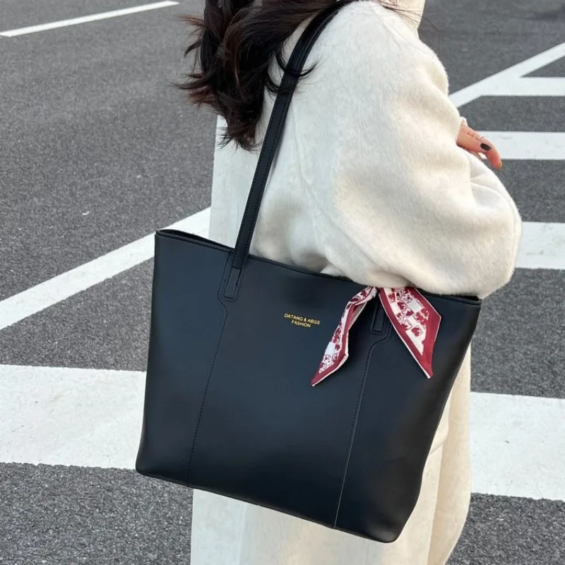 

Luxury Everyday Designer Crossbody Diaper Bag For Women Fashionable Leather Tote Large Capacity Elegant Shoulder Bag Chic