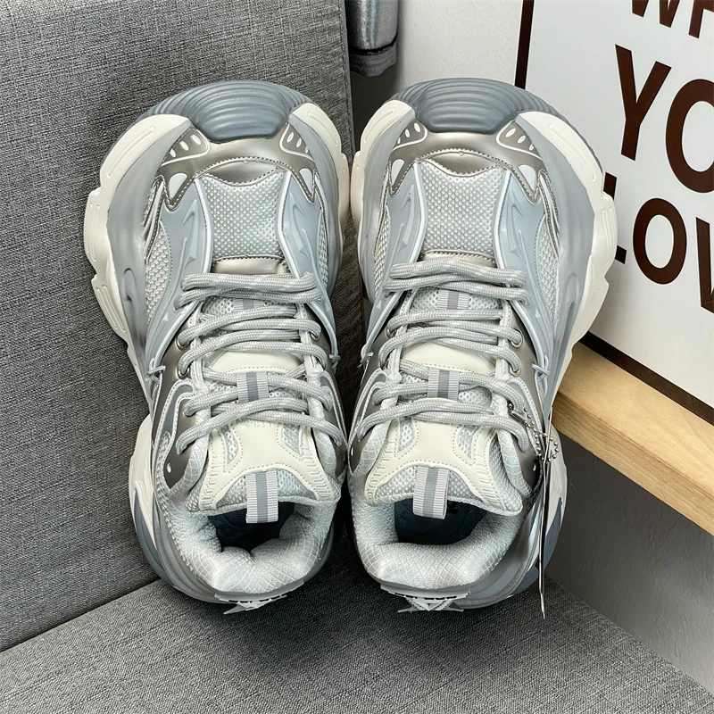 

Новые кроссовки для уличного спорта сочетают в себе легкость и комфорт при ношении, а также модный и универсальный дизайн, подходящий для