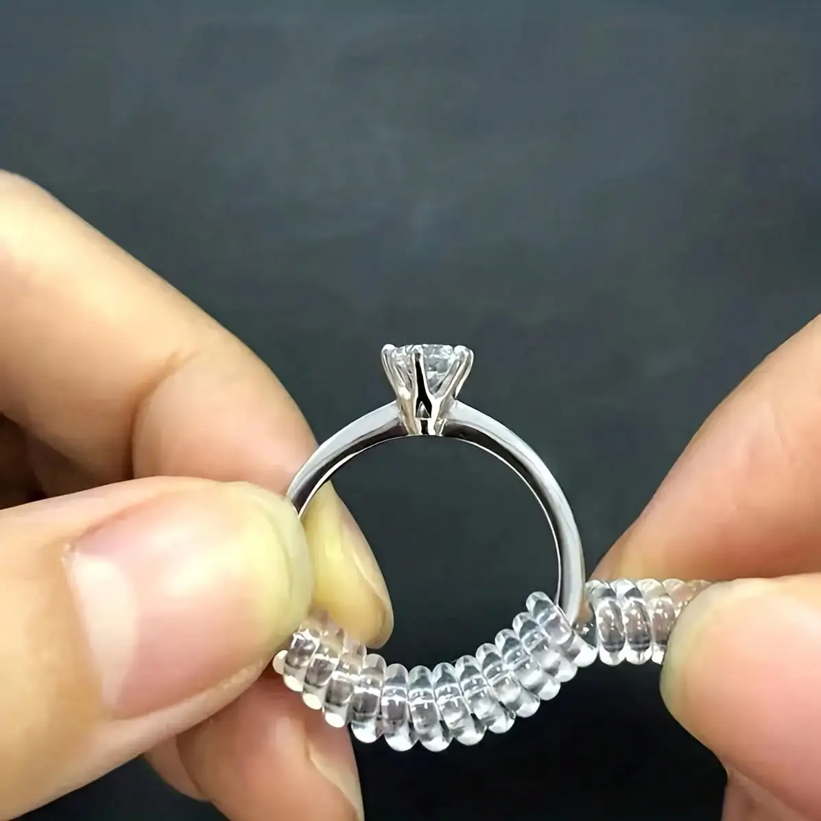 4 ajustadores invisibles de tamaño de anillo, tensor de anillo de silicona transparente, espaciadores ajustadores de anillo sueltos para mujeres y hombres
