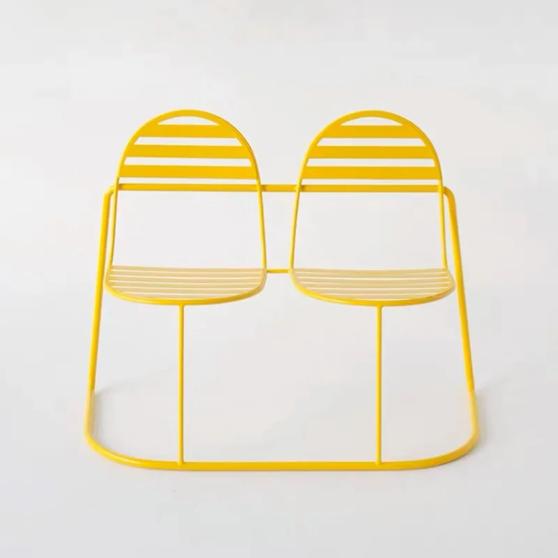 Mesas e cadeiras de uma peça, cadeiras de ferro forjado na base de acampamento do parque