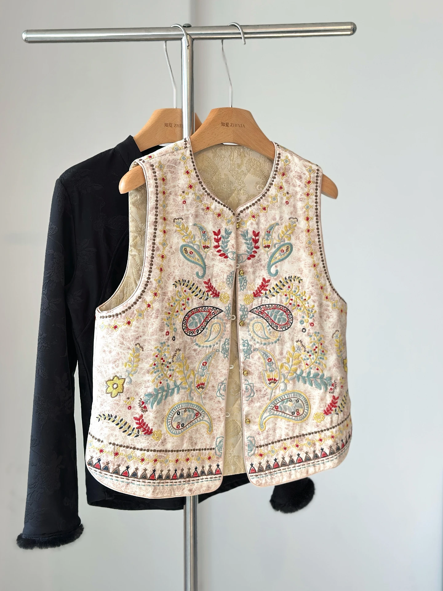 High-End Beige New Chinese Style Quilted Vest for Women Autumn and Winter Thickened Machine Embroidery Bandage Dress Daily