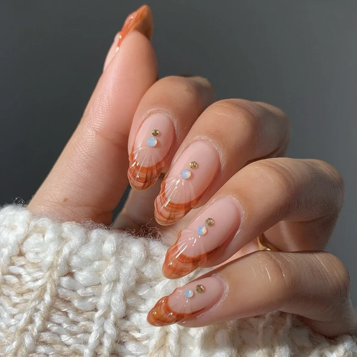 

24pcs Autumn False Nail Tips Light Brown French Style 3D Shell Designs Press On Nails Glossy Almond Ins Cool Girl Fake Nails