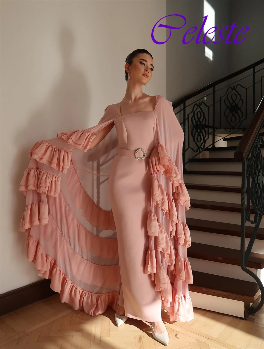 Maßgeschneidertes, anmutiges Jersey-Abendkleid mit quadratischem Kragen. Anmutige Schal-Abschlussballkleider. Sexy gerade Kleider für besondere Anlässe