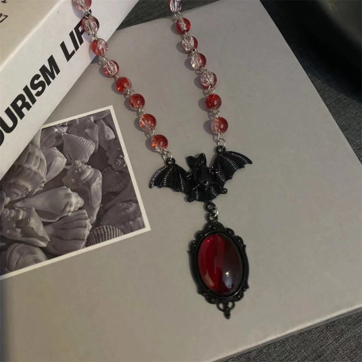 Kreative Gothic-Halskette mit rot-weißem Kristallperlen-Fledermaus-Anhänger für Damen und Herren, Halloween-Punk-Flugfledermaus-Choker, Cosplay-Party-Schmuck – Detail 23