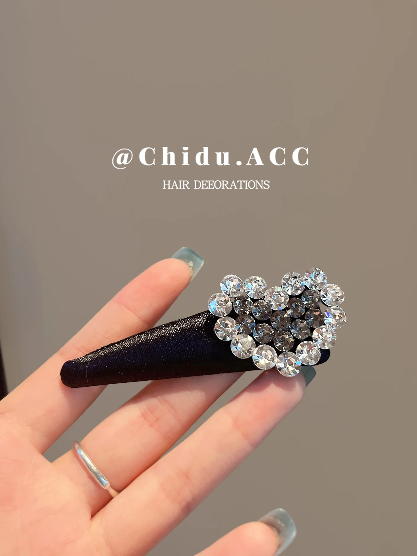 presilha-de-cabelo-feminina-em-formato-de-coracao-preto-com-diamantes-super-brilhantes-presilha-lateral-novo-2026-com-toqu