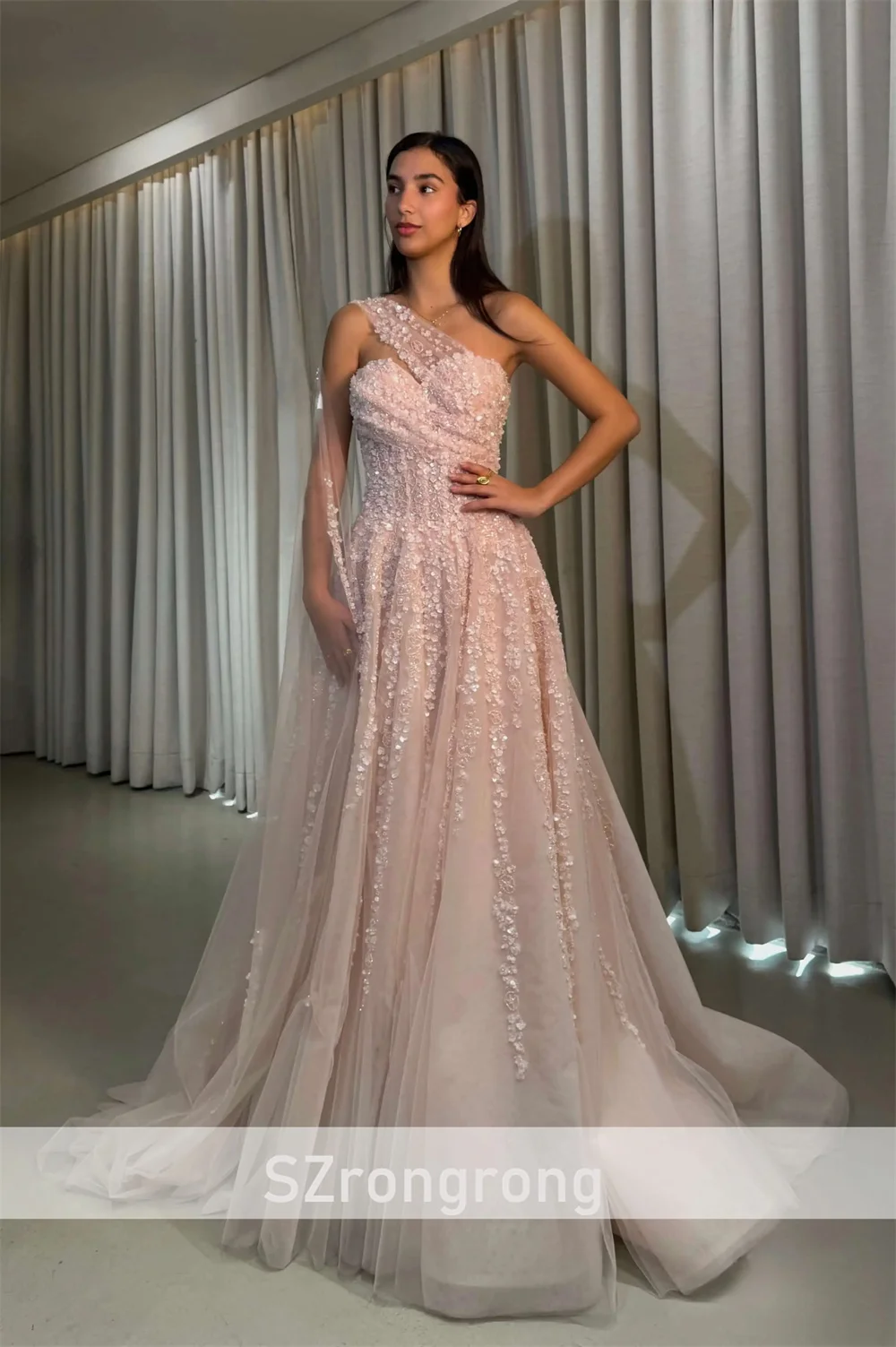 قائمة جديدة طوق الحبيب الديكور تول ثوب مسائي ألف خط مطوي فستان وصيفة الشرف عارية الذراعين مع قطار مخصص