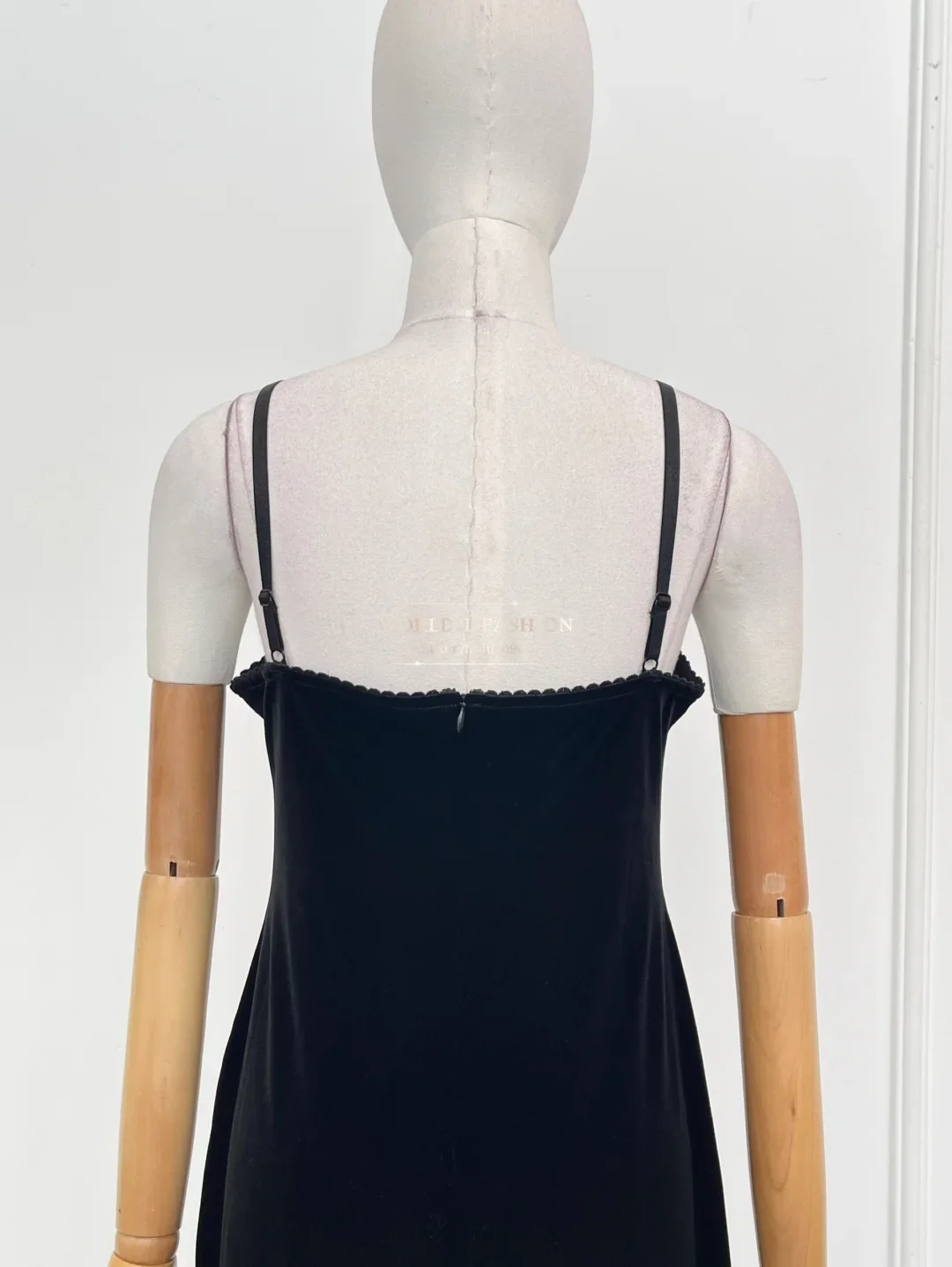 Schwarzes ärmelloses, rückenfreies Spitzen-Midikleid aus Samt für Damen