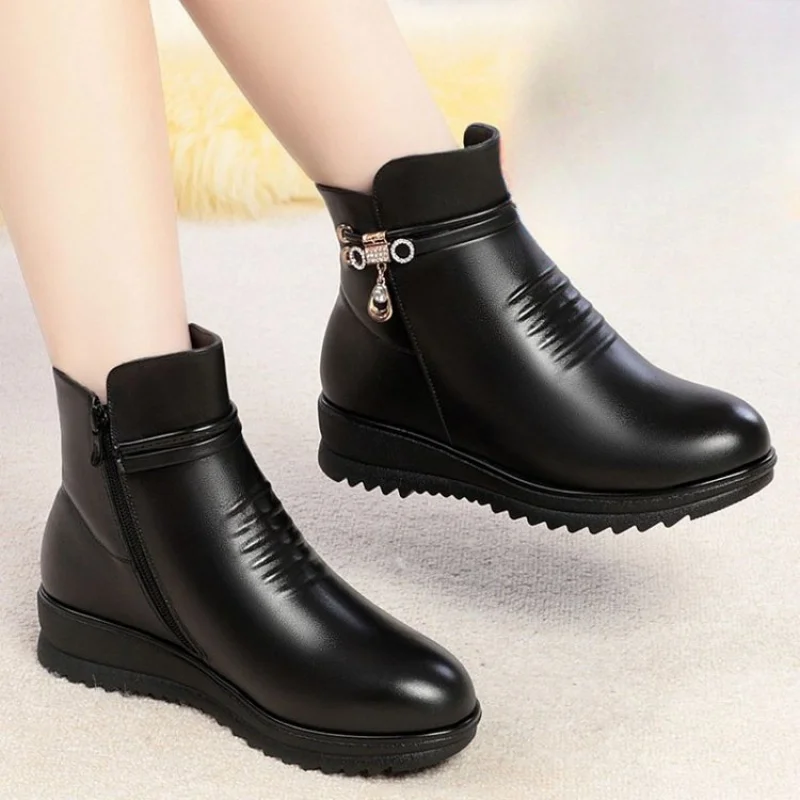 أحذية نسائية شتوية بكعب مكتنز لعام 2025 دافئة - أحذية قصيرة للأمهات ذات ارتفاع فروي لزيادة منتصف العمر #1