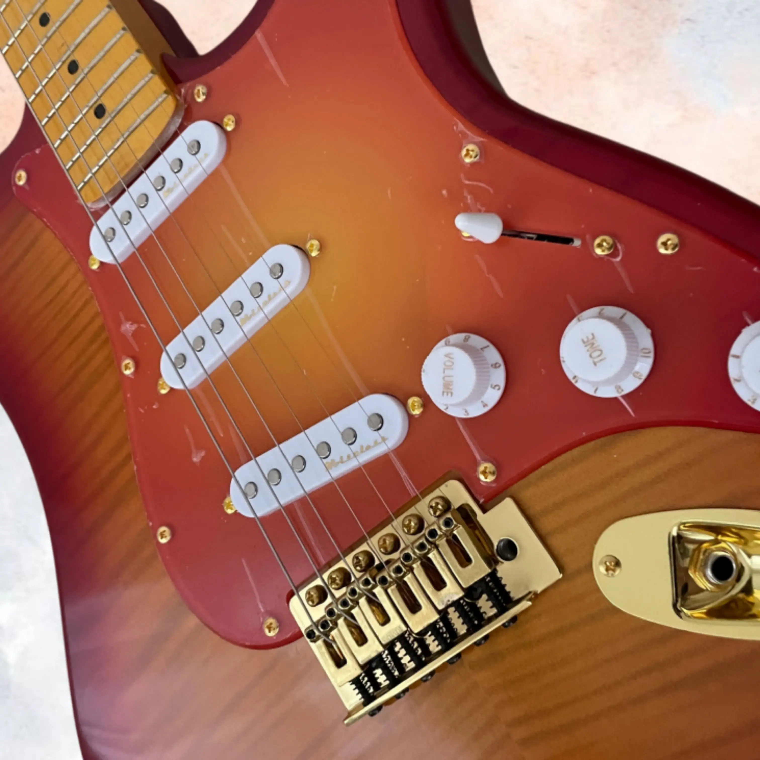 Red Orange Gradient Electric Guitar,Tiger-Stripe Veneers,SSS Pickups,Gold Hardware Guitars,Stage performance enthusiast Guitarra