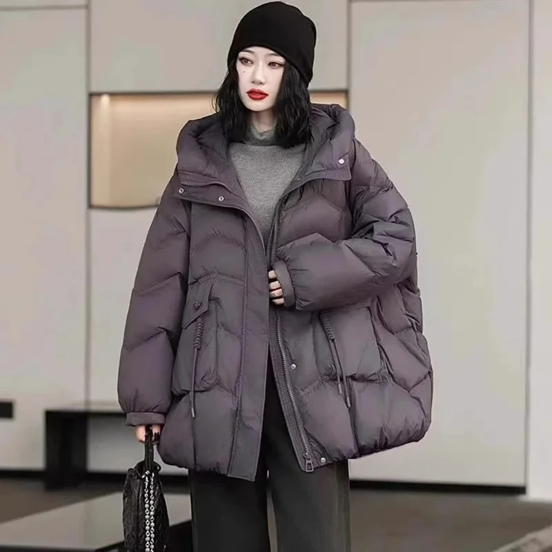 جديد 2025 معطف نسائي للخريف والشتاء بتصميم عتيق فضفاض غير رسمي متوسط الطول بقلنسوة معطف منتفخ دافئ للسيدات 90% سترة مبطنة بيضاء