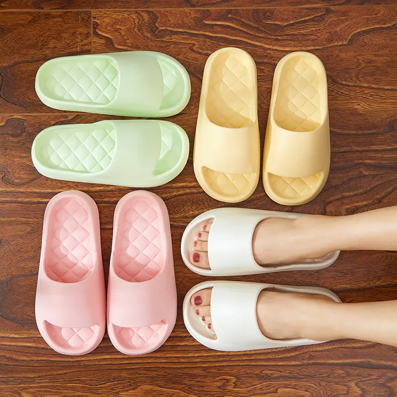 

Тапочки для ванной из ЭВА, домашние тапочки с толстой подошвой, нескользящая ванна, домашняя пара, верхняя одежда, крутые женские тапочки, новинка 2023 года