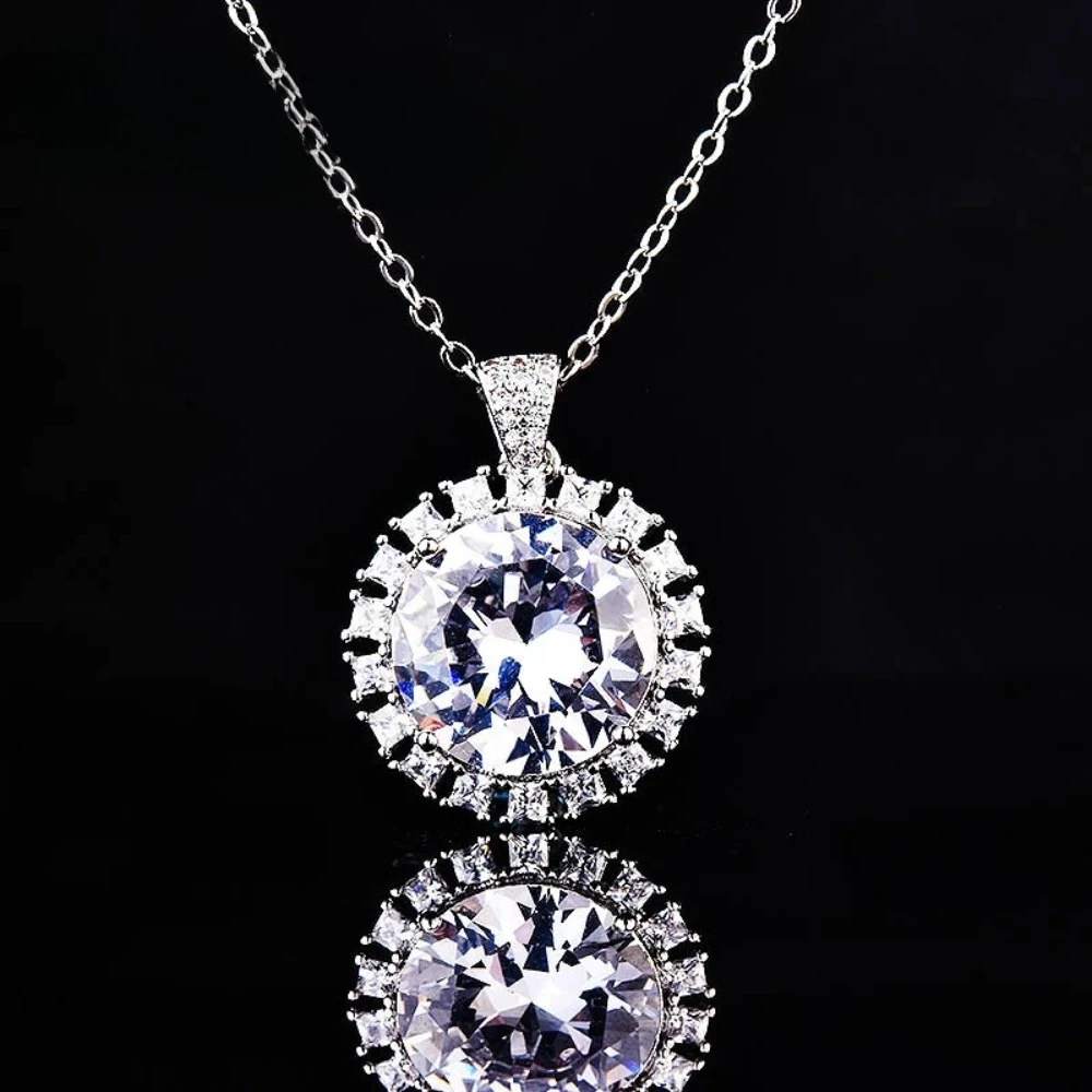 Luxuriöser halbvergoldeter 925er Sterlingsilber-Anhänger mit ultrahellem blauem Saphir. Bunte Edelstein-Halskette, entworfen für Frauen. – Detail 3