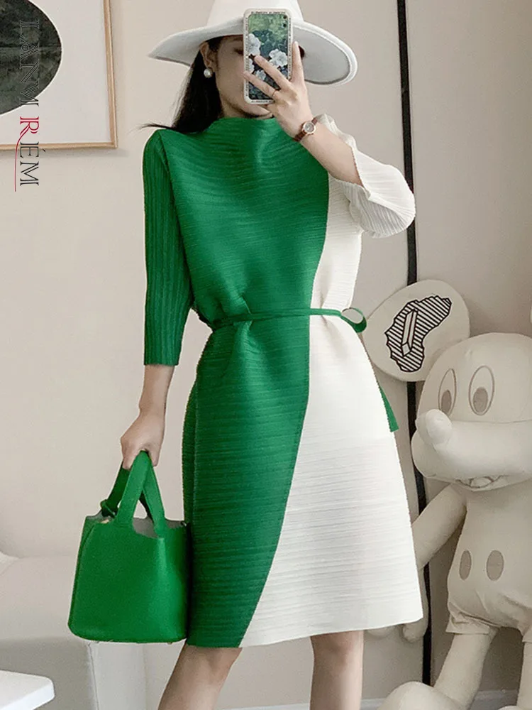 LANMREM Color Block Pleated Dress For Women Stand Collar Loose Bandage Waist Dresses Ladies Party Clothing 2024 Summer 2R2652