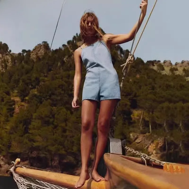 

Летний модный женский комбинезон 2024 года: джинсовый, с высокой талией, хлопковый, с открытой спиной, на бретелях, универсальный стиль, шорты. Новинка.