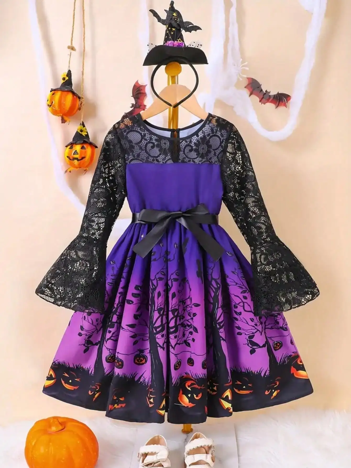 Kinder-Halloween-Kleid mit Kürbisbaum-Motiv, Netz-Trompetenärmeln, Taillenbetonenden Trägern, mittellangem Rock und Rundhalsausschnitt – Detail 3