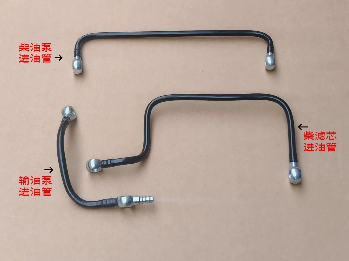 

1 комплект впускного патрубка дизельного двигателя между форсункой и дизельным фильтром для дизельных двигателей K4100D, K4100ZD, K4102Z, K4102ZD.