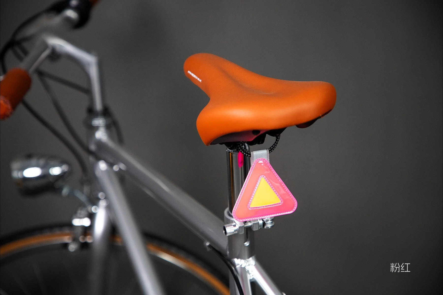 Multifunktionales elastisches reflektierendes Dreiecksschild, Fahrradsattel-Hängereflektor, Sicherheitswarnetikett für Nachtfahrten zur Sicherheit. – Detail 8