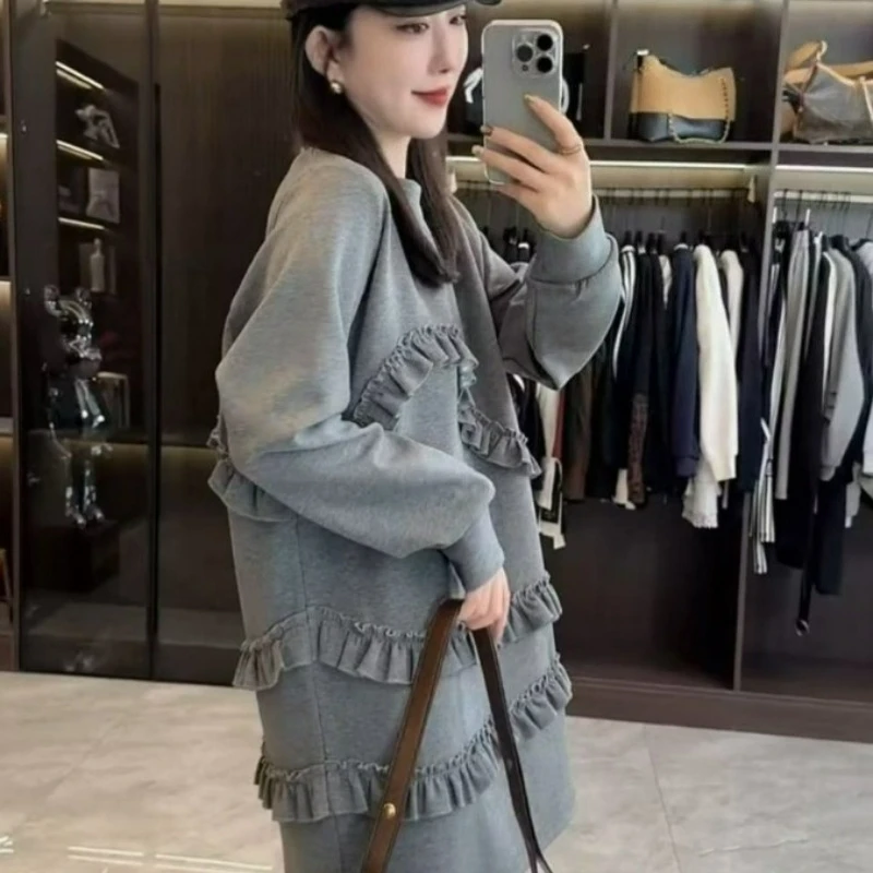 2026 خريف شتاء نمط جديد من فستان هوديي المرأة فستان عصري غير رسمي فضفاض متوسط الطول مكشكش على شكل حرف a تي شيرت #6