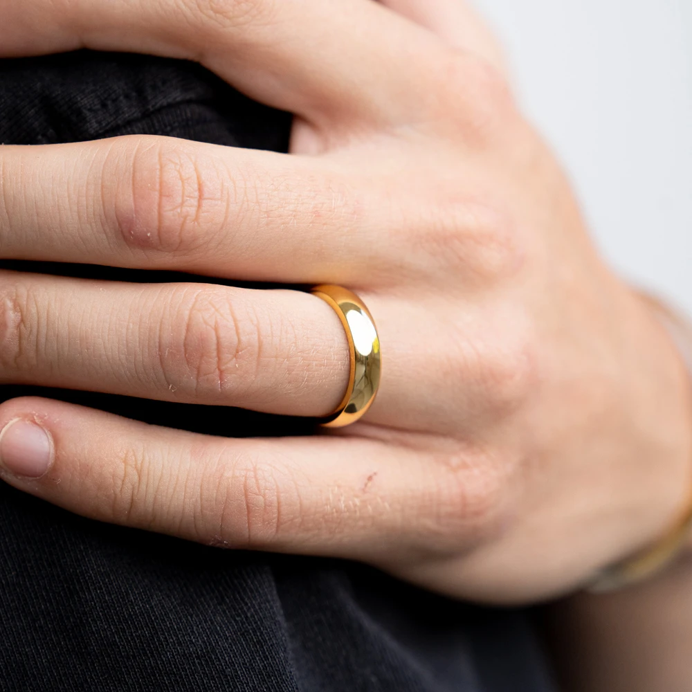 Glatter, hochglanzpolierter 8-mm-Edelstahlring, 18-karätig vergoldet, breiter Fingerring, minimalistischer, modischer, wasserdichter Schmuck. – Detail 6