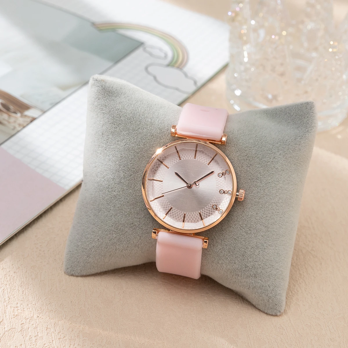 Relojes de lujo para mujer Correa de silicona con incrustaciones de diamantes de imitación Temperamento simple Relojes de mujer Reloj de cuarzo